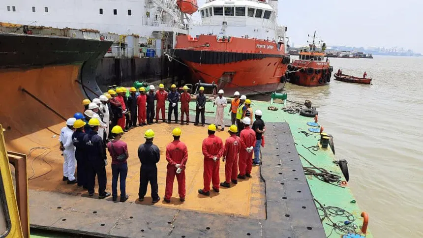 Salvage team discussing recovery plan for 'Haian City'.